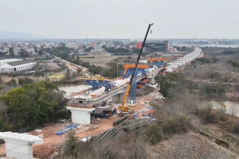 金華鐵路樞紐3標 跨清塘水庫特大橋連續梁全線合龍